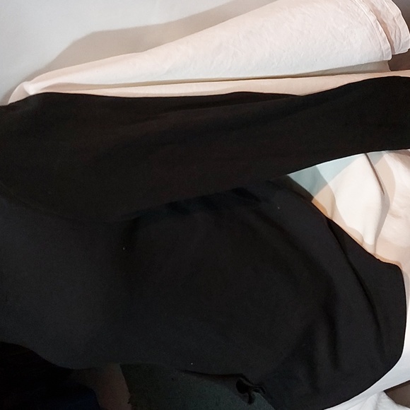 Gap ladies XXL long sleeve black pull over top - Picture 3 of 4